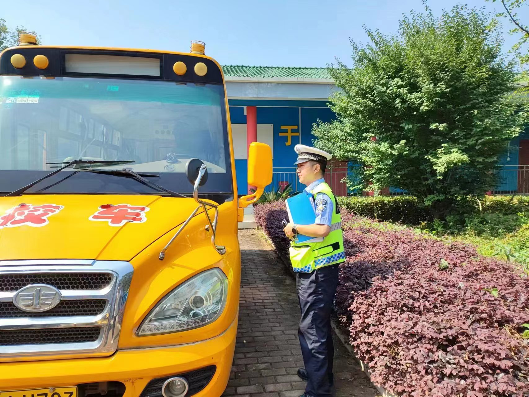 擰緊校車“安全閥”,護(hù)航平安上學(xué)路 擰緊校車“安全閥”,護(hù)航平安上學(xué)路