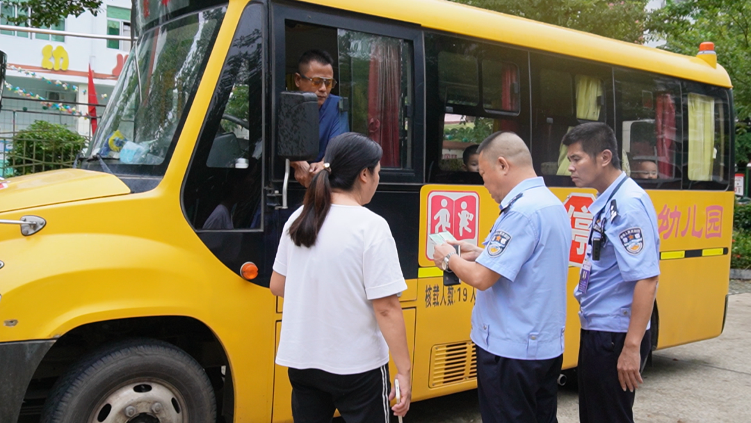 護苗行動 | 樂東公安交警“雙節”假期前開展校車安全檢查,擰緊校車出行“安全閥” 圖片