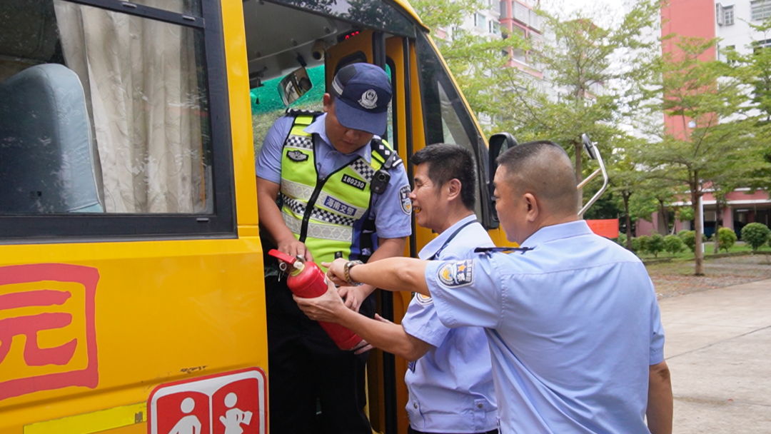 護苗行動 | 樂東公安交警“雙節”假期前開展校車安全檢查,擰緊校車出行“安全閥” 圖片