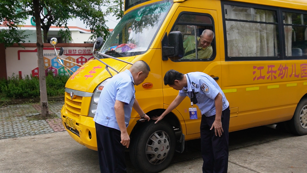 護苗行動 | 樂東公安交警“雙節”假期前開展校車安全檢查,擰緊校車出行“安全閥” 圖片