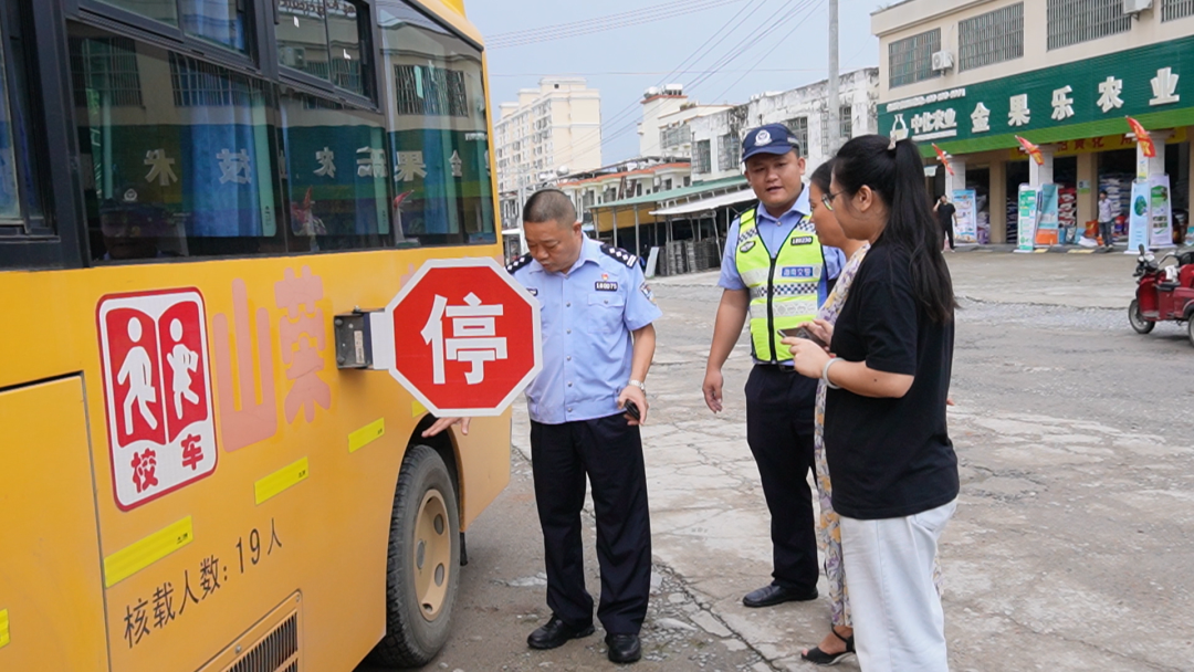 護苗行動 | 樂東公安交警“雙節”假期前開展校車安全檢查,擰緊校車出行“安全閥” 圖片