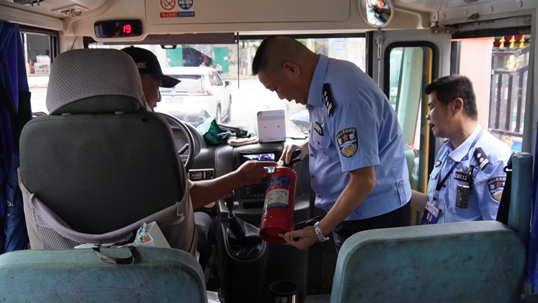 護苗行動 | 樂東公安交警“雙節”假期前開展校車安全檢查,擰緊校車出行“安全閥” 圖片