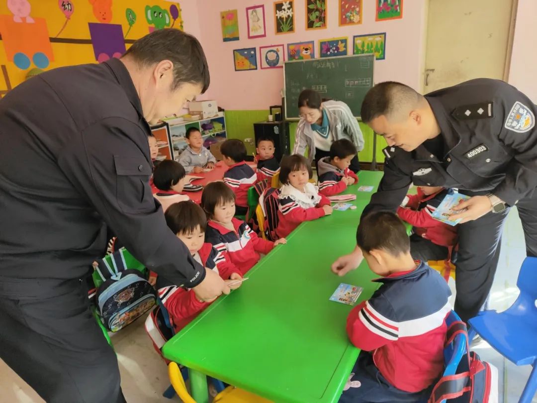 “幼”見交警 安全“童”行 交警二大隊走進幼兒園開展交通安全宣傳及校車檢查行動 圖片