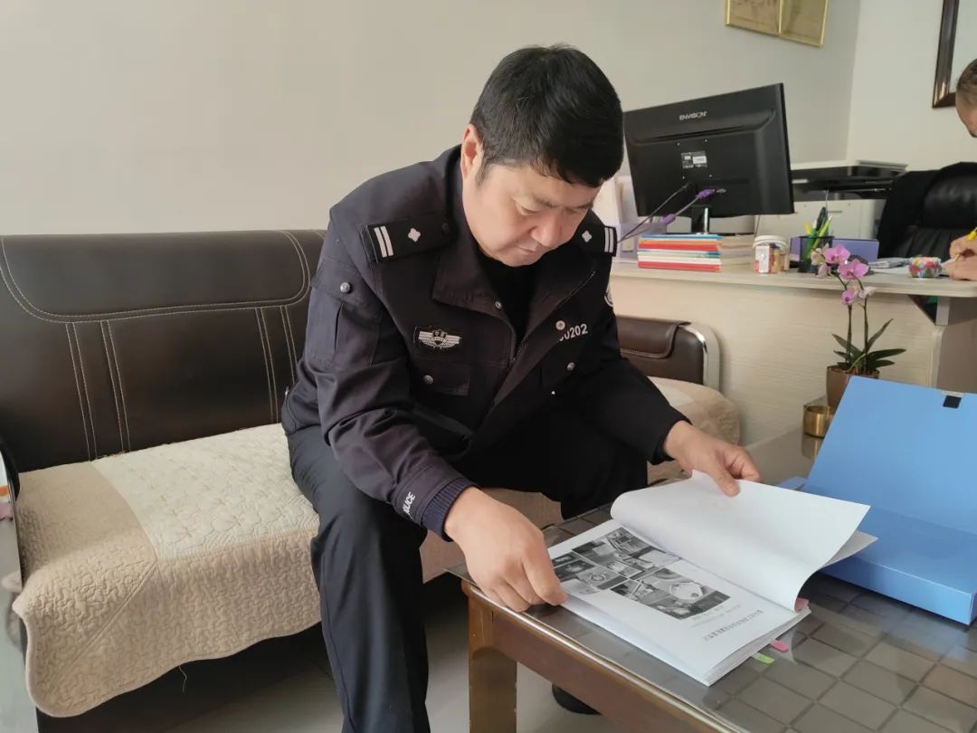 “幼”見交警 安全“童”行 交警二大隊走進幼兒園開展交通安全宣傳及校車檢查行動 “幼”見交警 安全“童”行 交警二大隊走進幼兒園開展交通安全宣傳及校車檢查行動