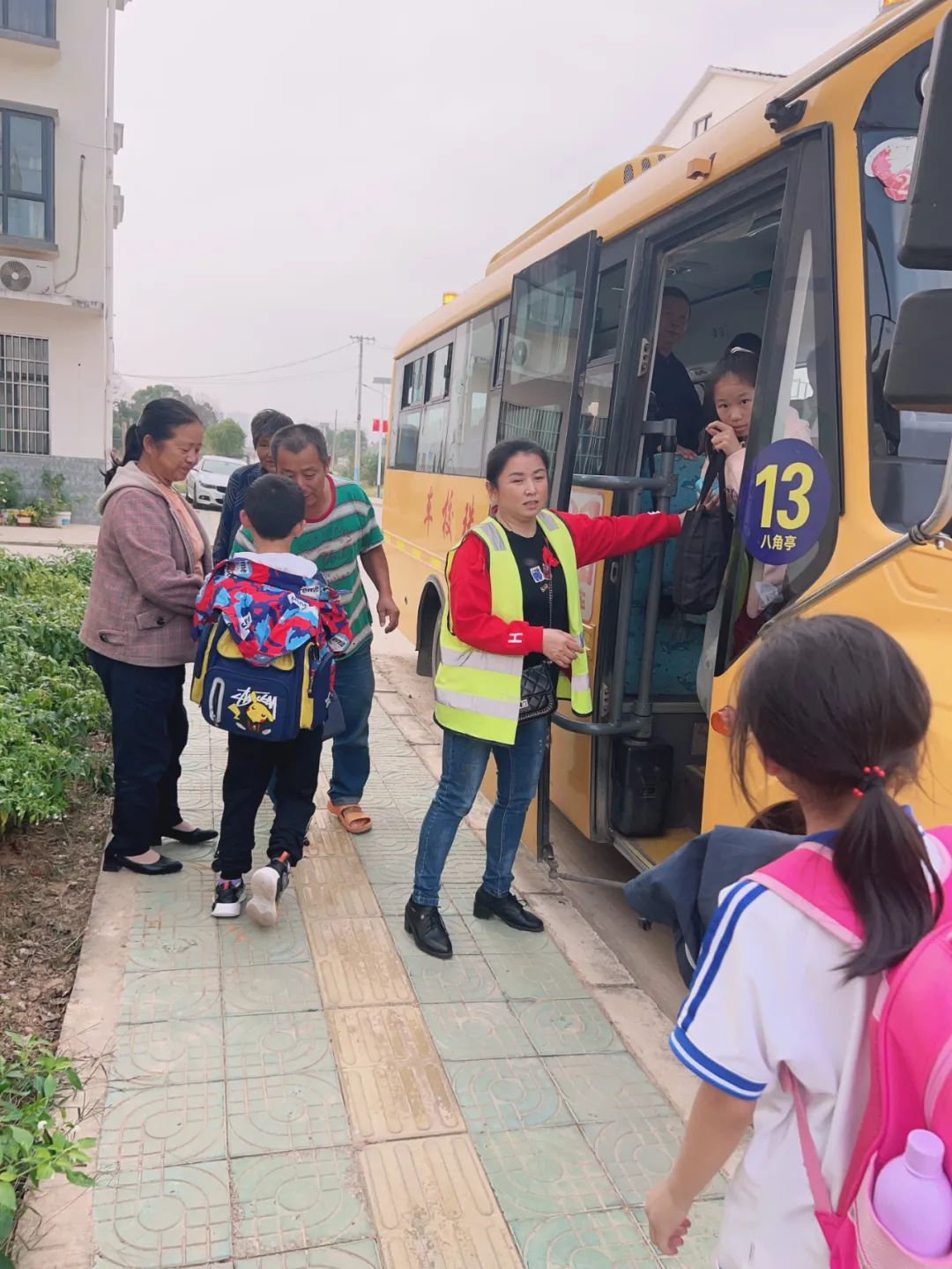 平安運行,為愛護航——黃梅縣第八小學開展校車安全工作會暨行政成員跟車督查活動 平安運行,為愛護航——黃梅縣第八小學開展校車安全工作會暨行政成員跟車督查活動