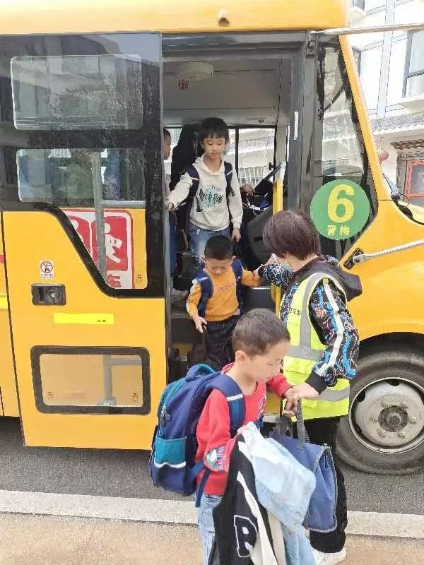 平安運行,為愛護航——黃梅縣第八小學開展校車安全工作會暨行政成員跟車督查活動 平安運行,為愛護航——黃梅縣第八小學開展校車安全工作會暨行政成員跟車督查活動