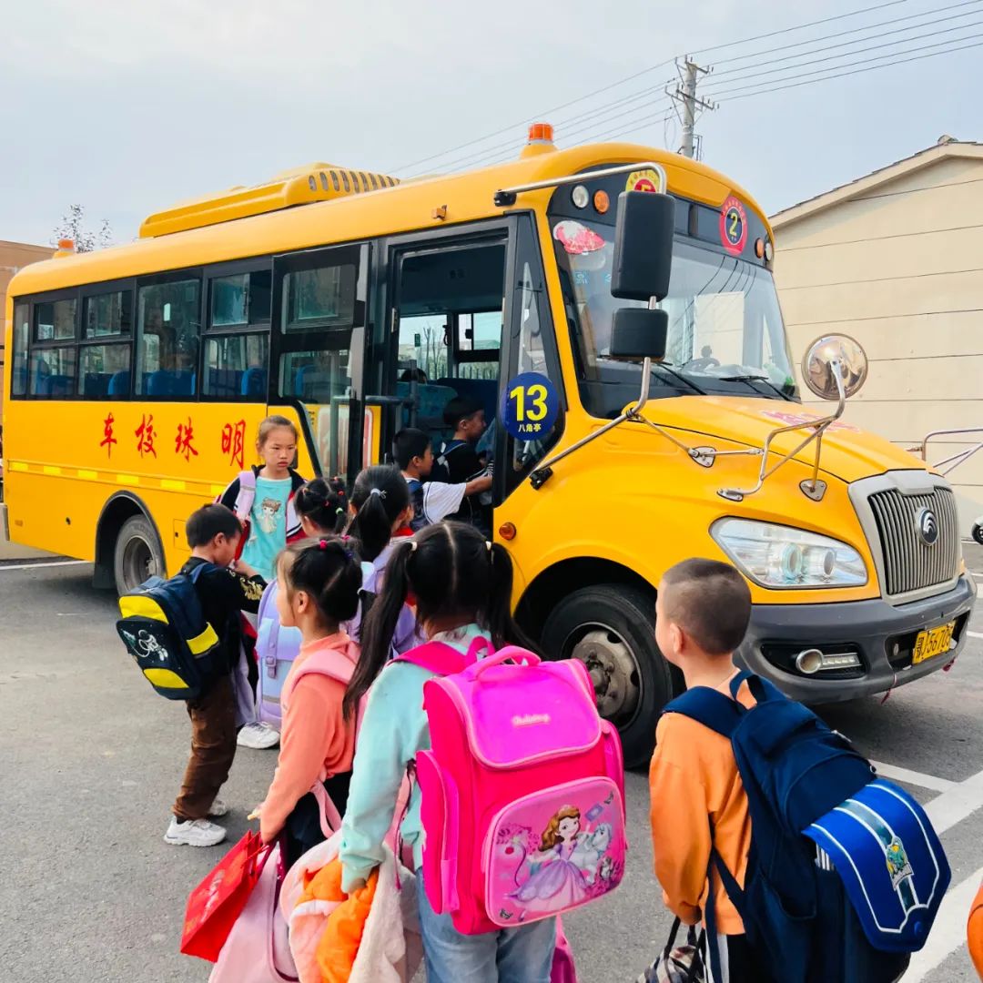 平安運行,為愛護航——黃梅縣第八小學開展校車安全工作會暨行政成員跟車督查活動 平安運行,為愛護航——黃梅縣第八小學開展校車安全工作會暨行政成員跟車督查活動