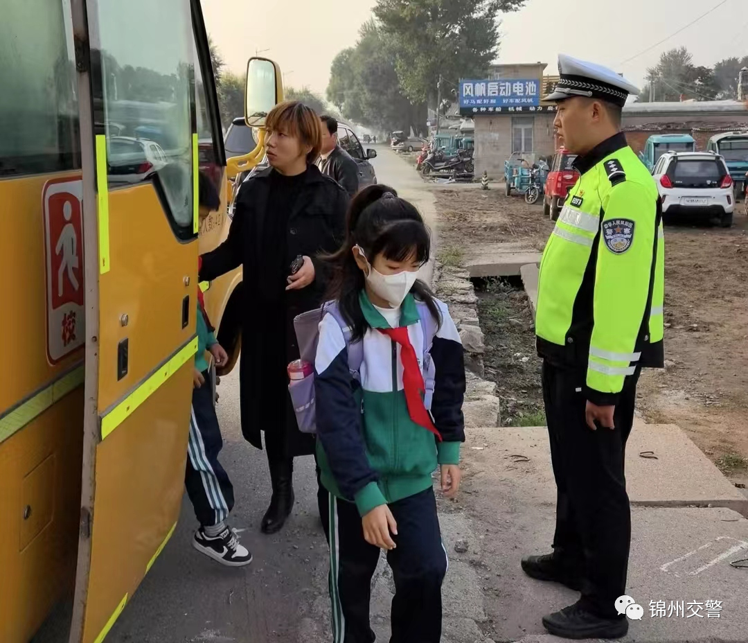 義縣交警針對校車開展常態化源頭管理/ 圖片