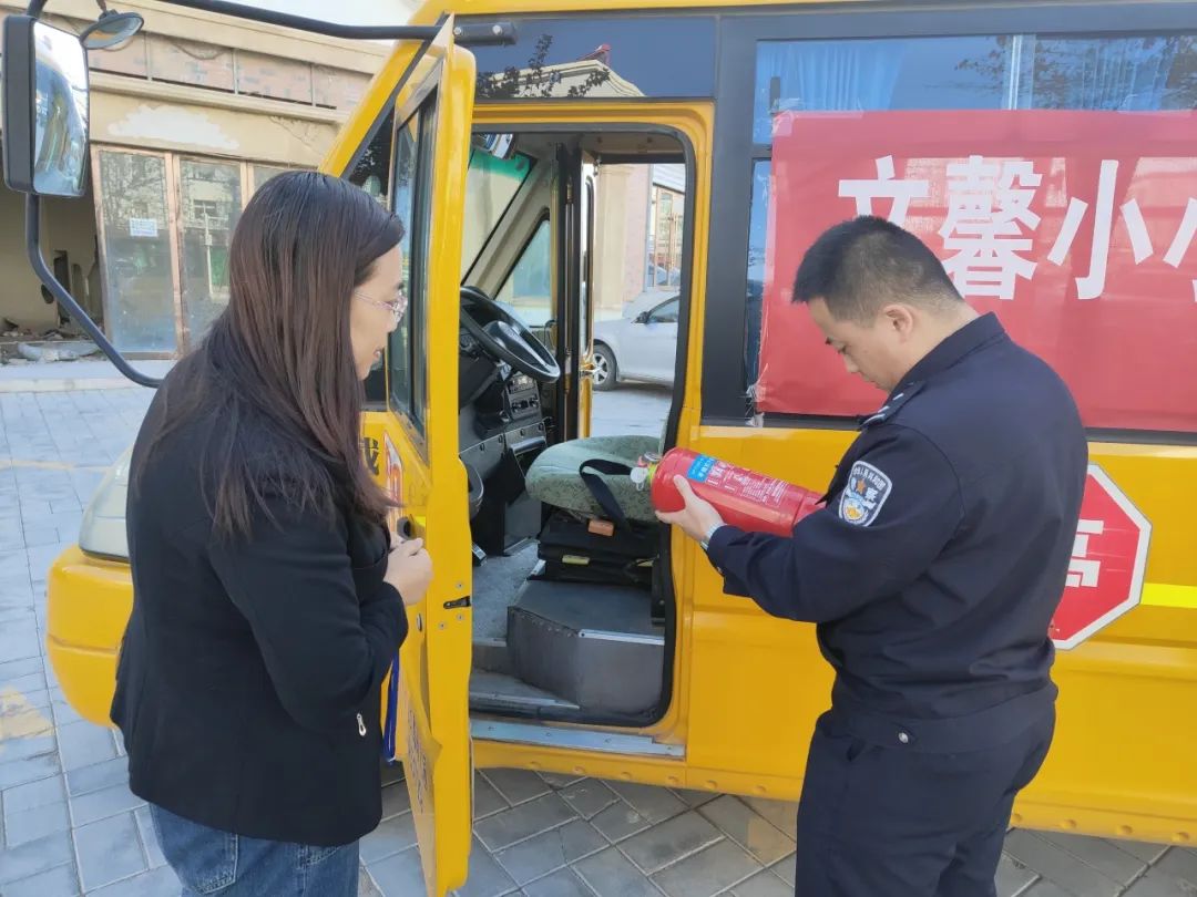校車檢查+交通宣傳“雙管齊下”保安全 | 交警進幼兒園 圖片