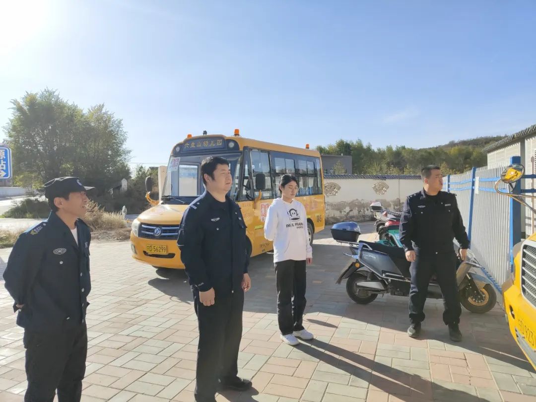 校車檢查+交通宣傳“雙管齊下”保安全 | 交警進幼兒園 圖片