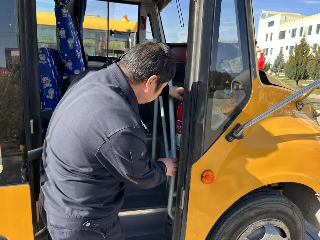 校車檢查+交通宣傳“雙管齊下”保安全 | 交警進幼兒園 圖片