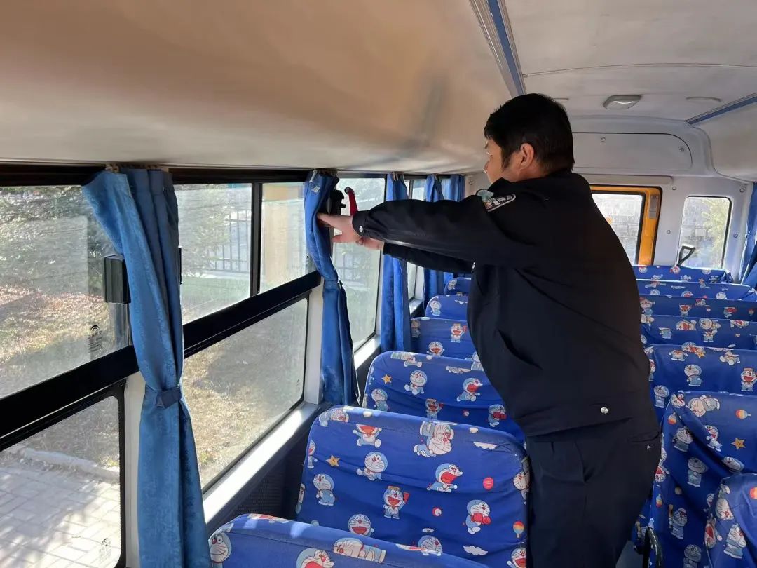 校車檢查+交通宣傳“雙管齊下”保安全 | 交警進幼兒園 圖片