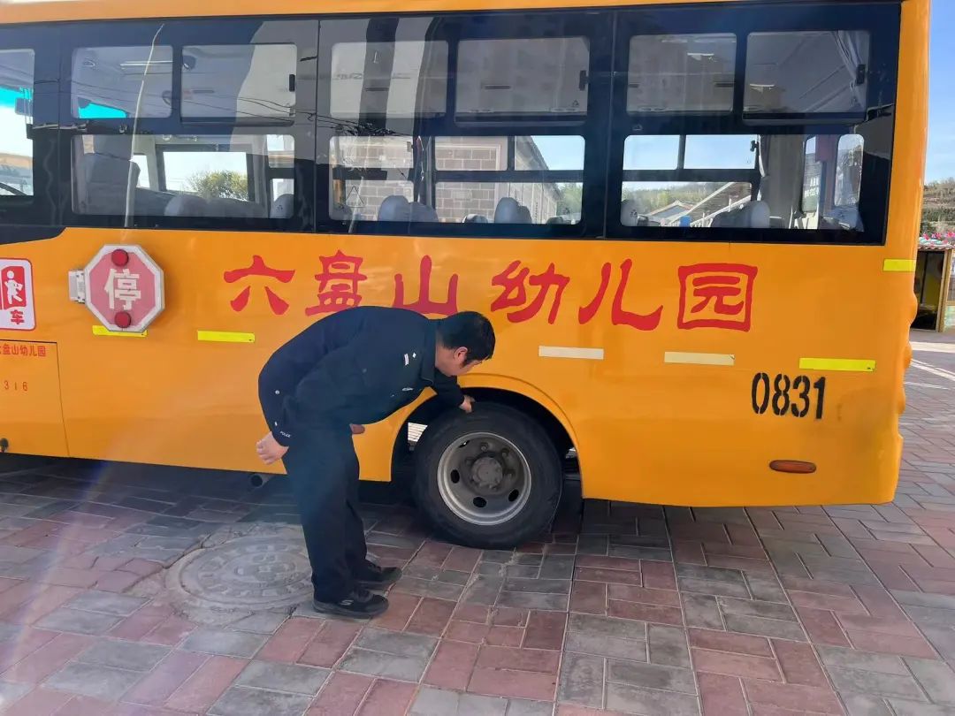 校車檢查+交通宣傳“雙管齊下”保安全 | 交警進幼兒園 圖片