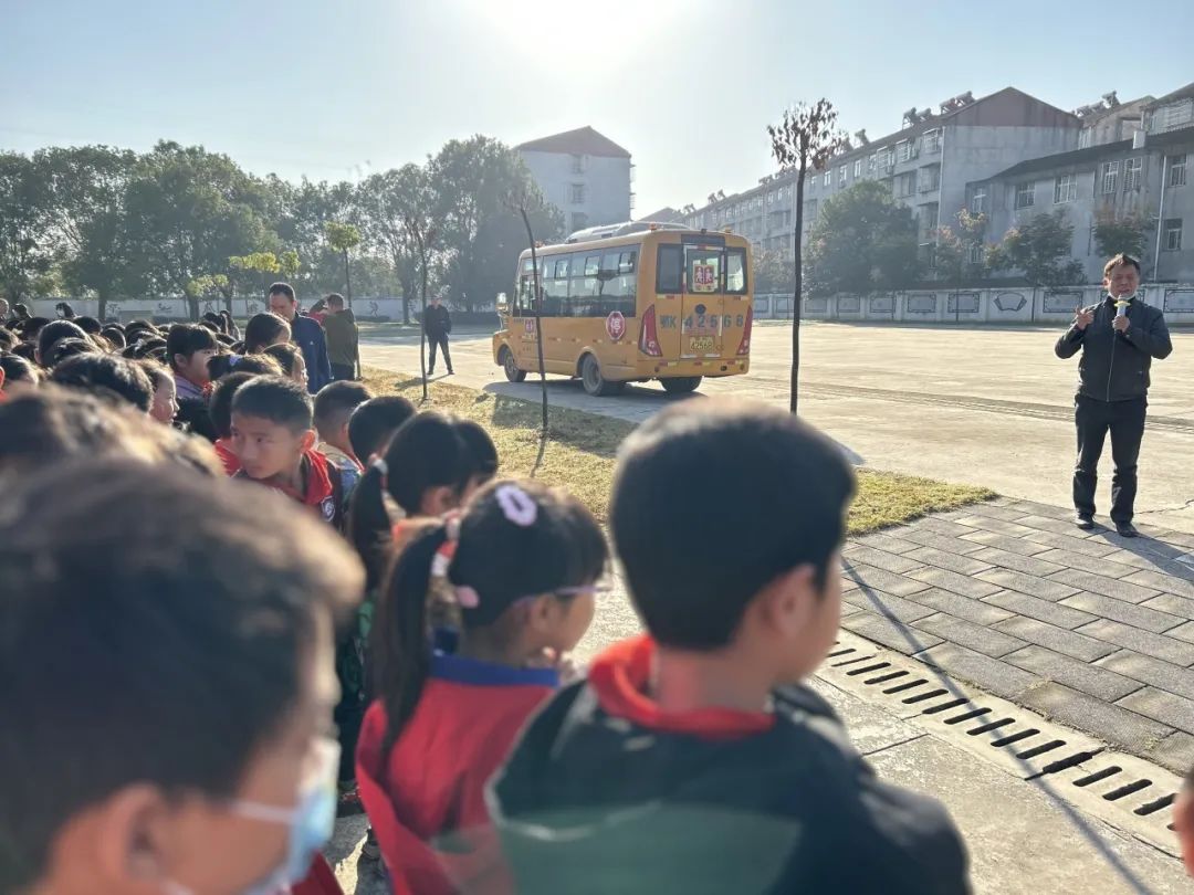 加強校車安全，共建和諧校園 ——云夢縣道橋鎮中心小學校車安全逃生演練
