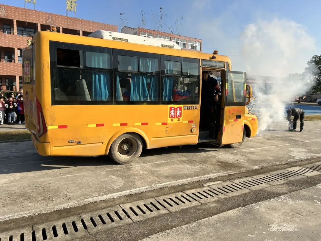 加強校車安全，共建和諧校園 ——云夢縣道橋鎮中心小學校車安全逃生演練