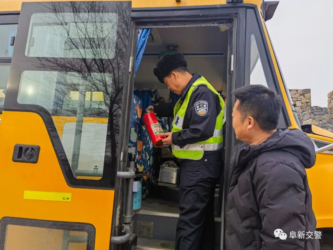 冬季行動(dòng)丨阜新交警對(duì)校車(chē)開(kāi)展安全大檢查/ 圖片