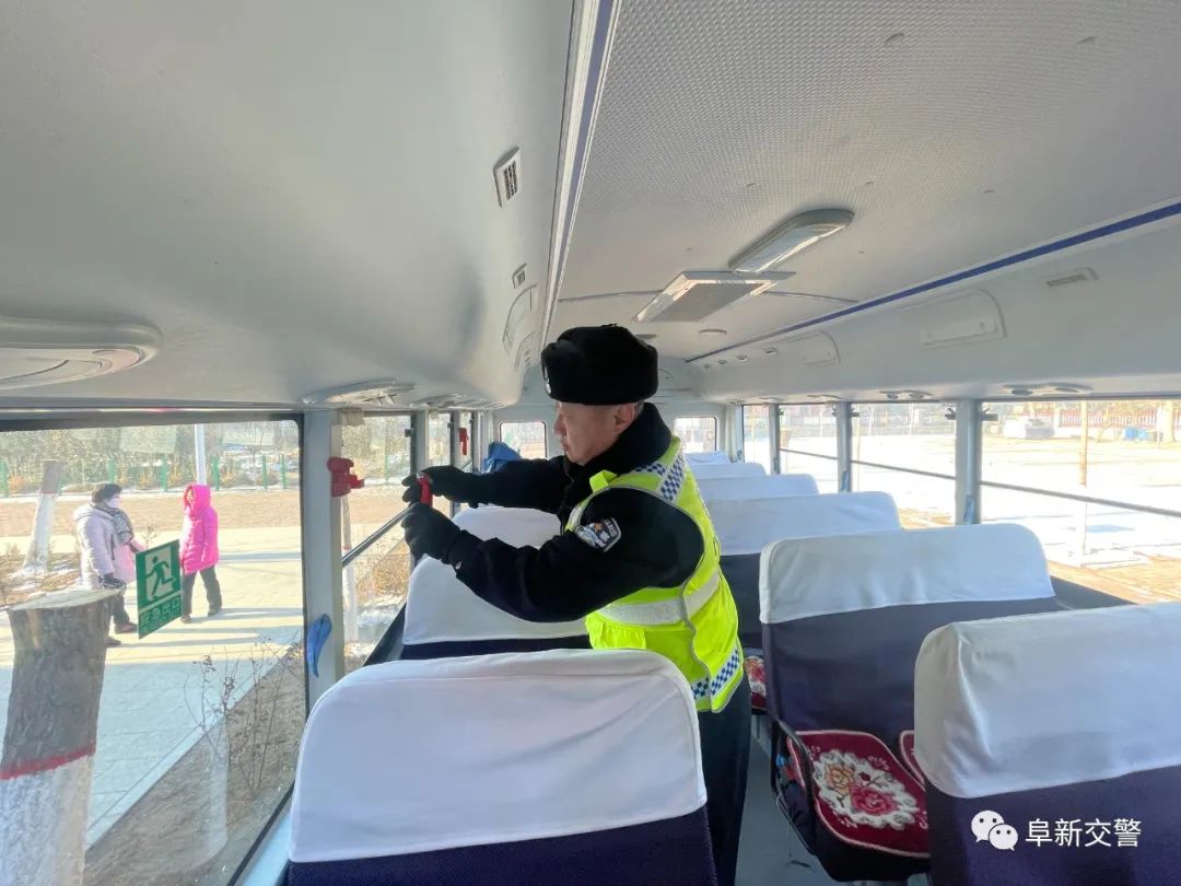 冬季行動(dòng)丨阜新交警對(duì)校車(chē)開(kāi)展安全大檢查/ 圖片