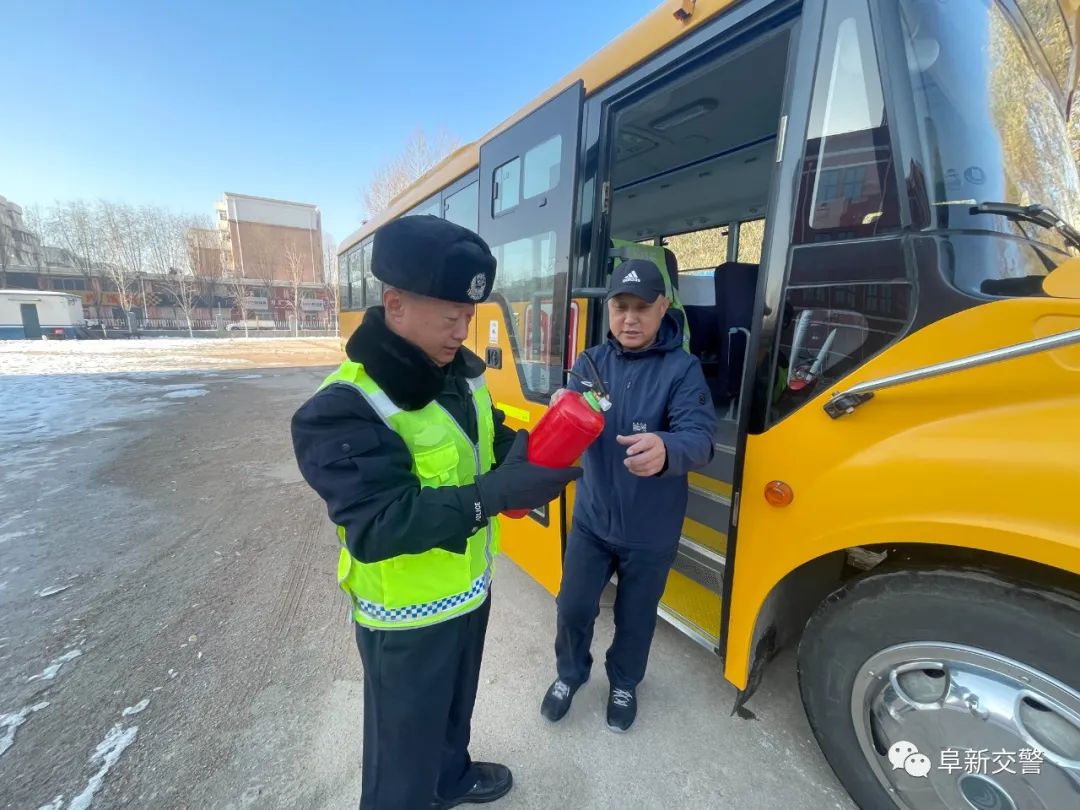 冬季行動(dòng)丨阜新交警對(duì)校車(chē)開(kāi)展安全大檢查/ 圖片