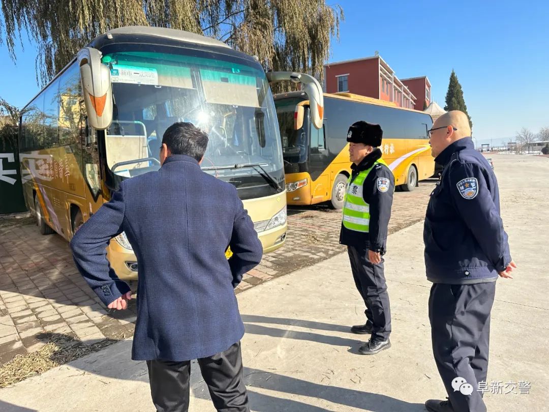 冬季行動(dòng)丨阜新交警對(duì)校車(chē)開(kāi)展安全大檢查/ 圖片