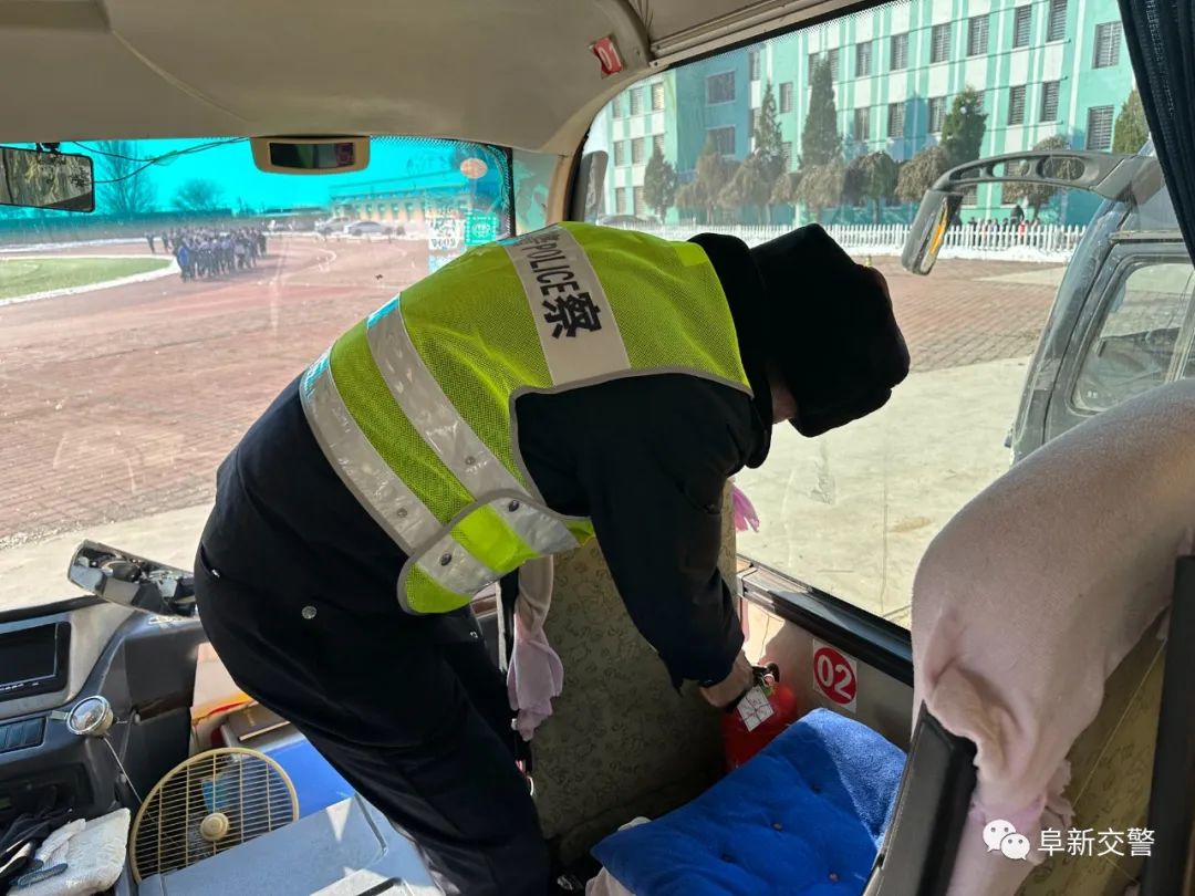 冬季行動(dòng)丨阜新交警對(duì)校車(chē)開(kāi)展安全大檢查/ 圖片
