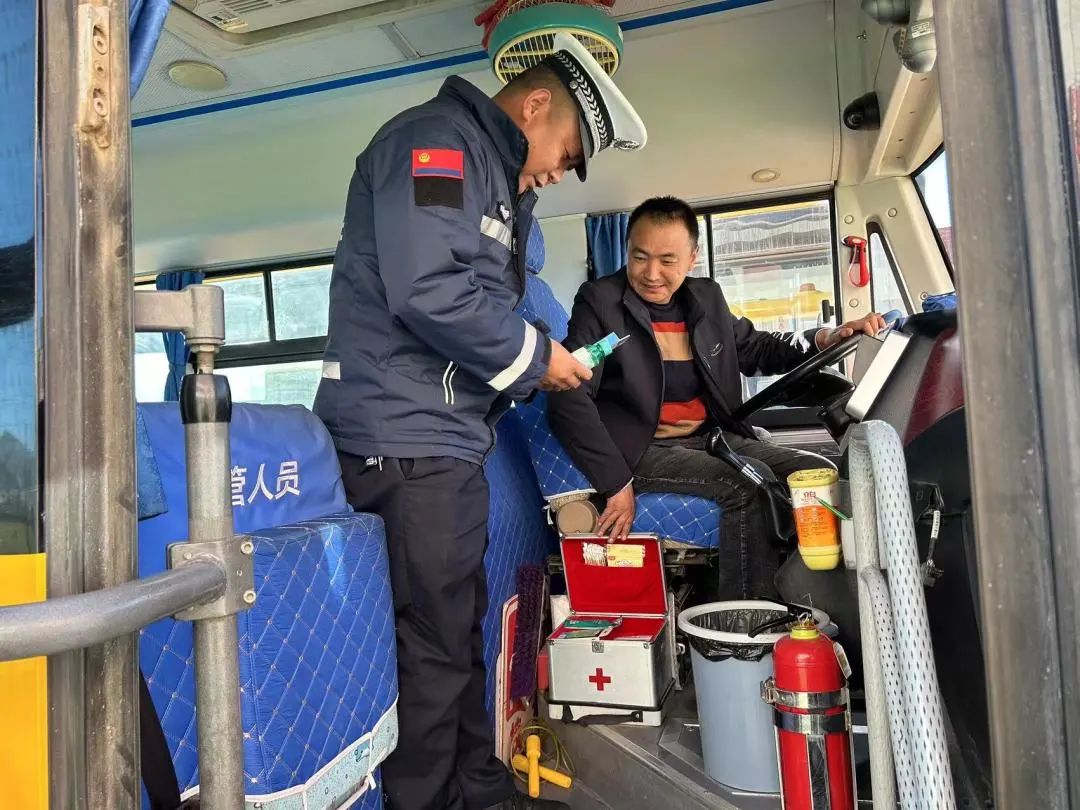 【冬季行為】互助交警開展全縣校車安全檢查,擰緊冬季校車出行“安全閥” 圖片