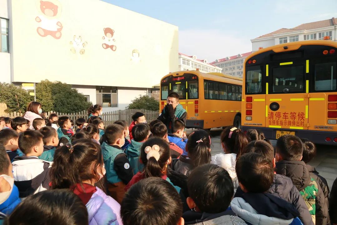 【平安守護(hù)】安全乘校車 平安伴我行——青島嶗山新世紀(jì)學(xué)校校車安全演練 圖片