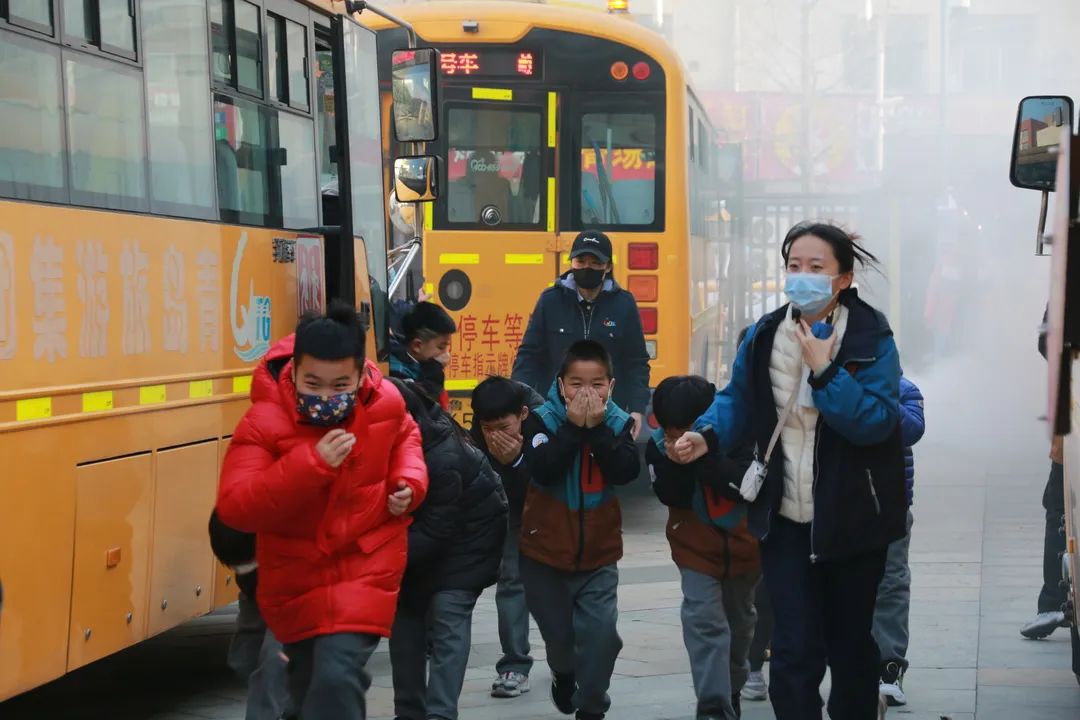 【平安守護(hù)】安全乘校車 平安伴我行——青島嶗山新世紀(jì)學(xué)校校車安全演練 圖片