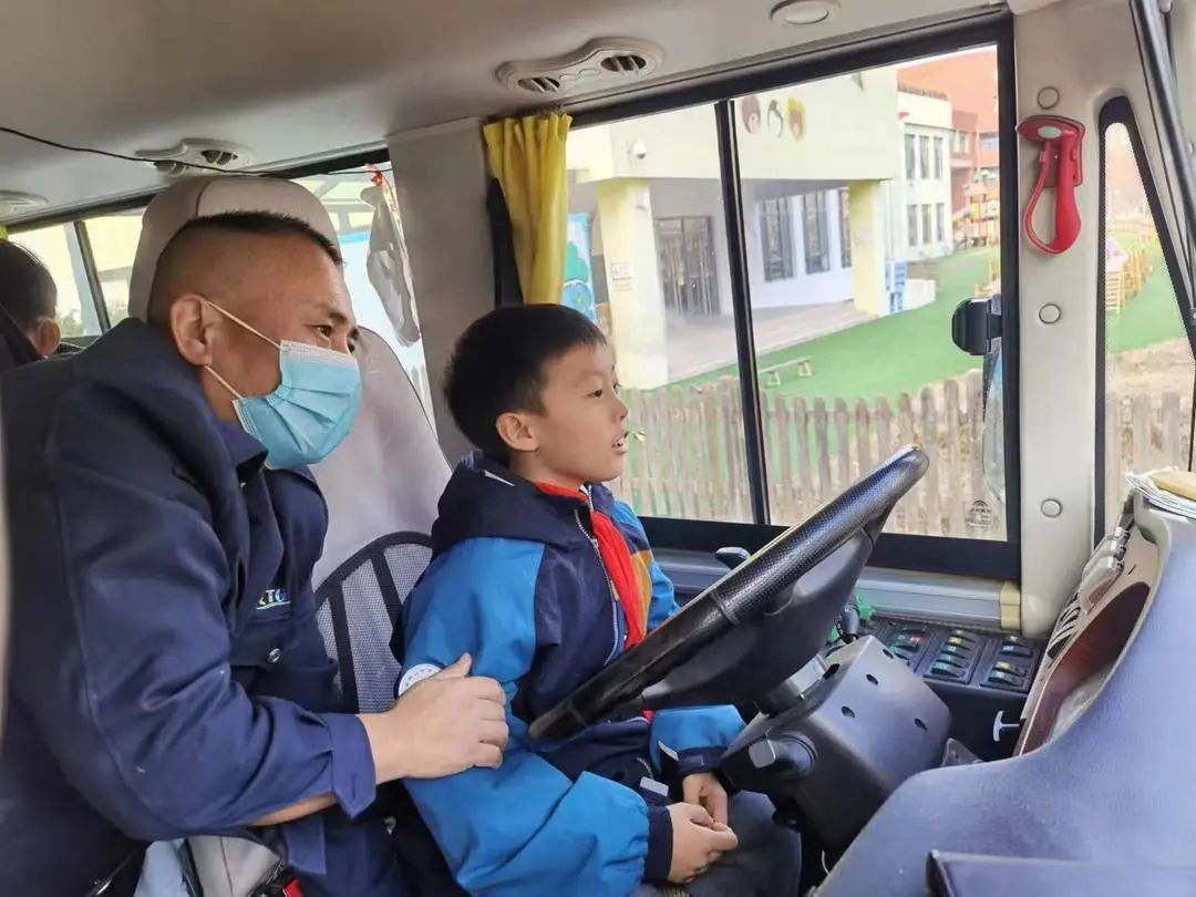 【平安守護(hù)】安全乘校車 平安伴我行——青島嶗山新世紀(jì)學(xué)校校車安全演練 圖片