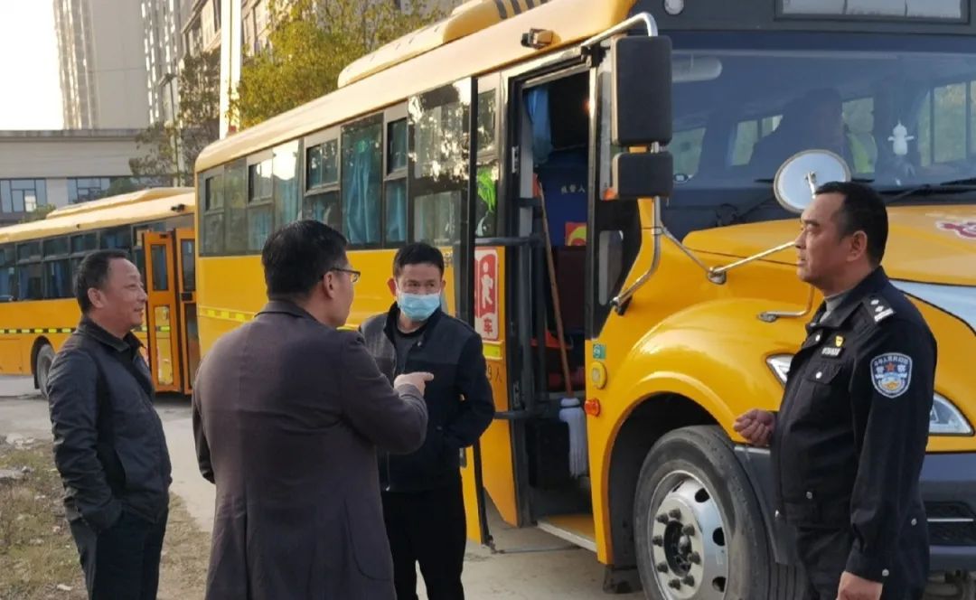 武穴交警聯合教育局開展校車安全突擊檢查/ 圖片