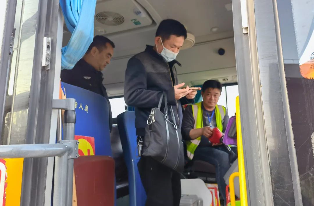 武穴交警聯合教育局開展校車安全突擊檢查/ 圖片