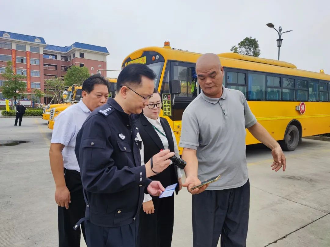 筑牢安全防線——古鎮新徽學校迎接校車運行安全大檢查 圖片
