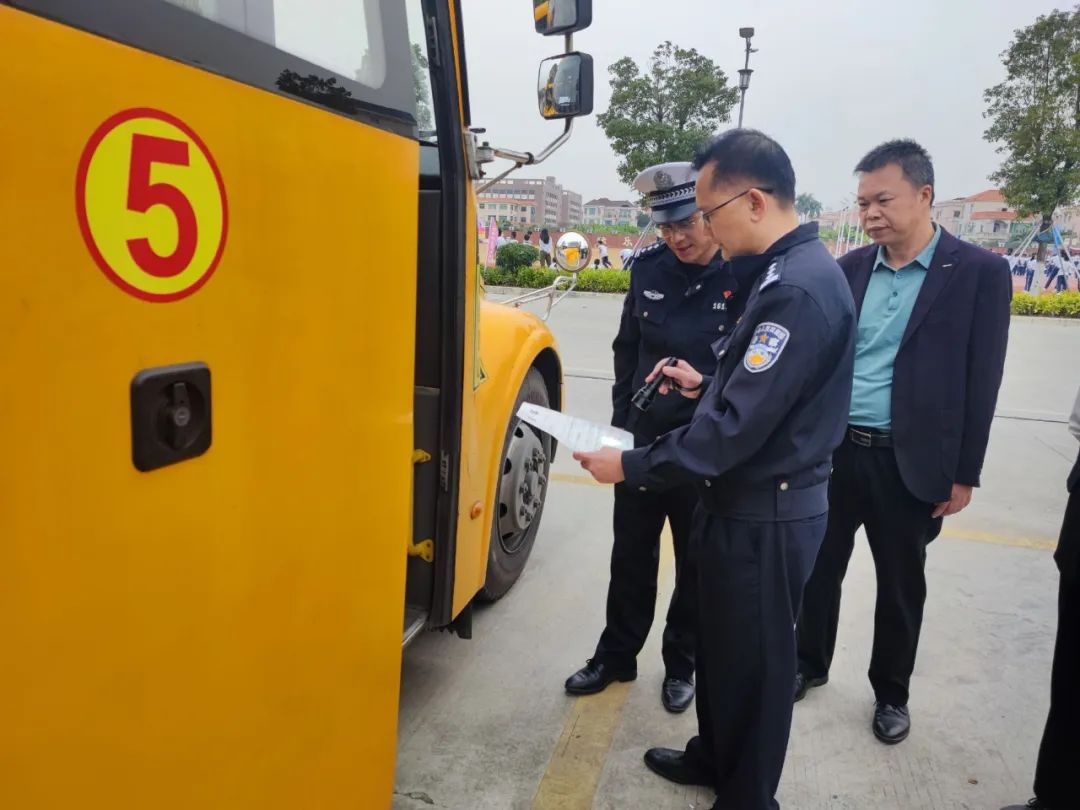 筑牢安全防線——古鎮新徽學校迎接校車運行安全大檢查 圖片