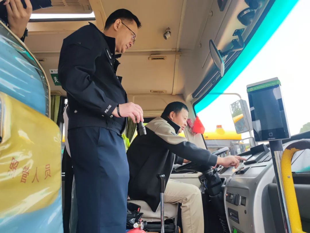 筑牢安全防線——古鎮新徽學校迎接校車運行安全大檢查 圖片