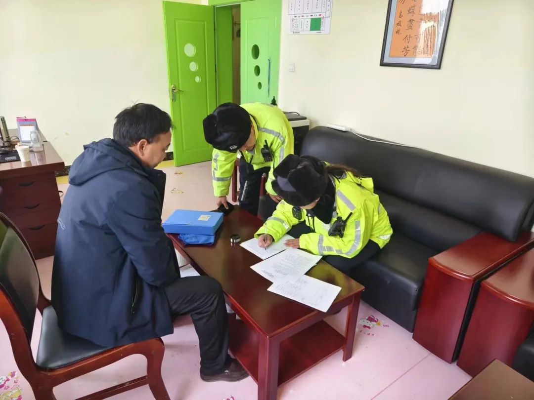 互助交警開展冬季校車安全大檢查/ 圖片