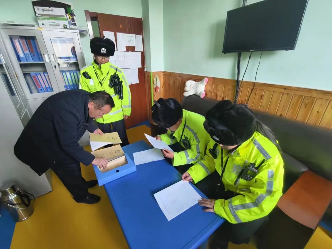 互助交警開展冬季校車安全大檢查/ 圖片