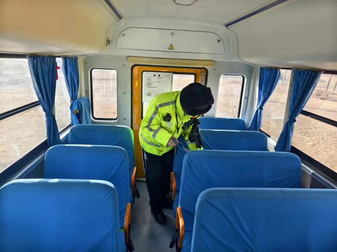 互助交警開展冬季校車安全大檢查/ 圖片