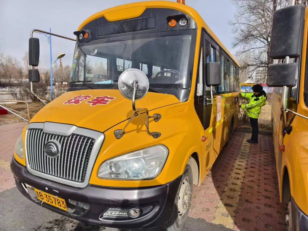 互助交警開展冬季校車安全大檢查/ 圖片