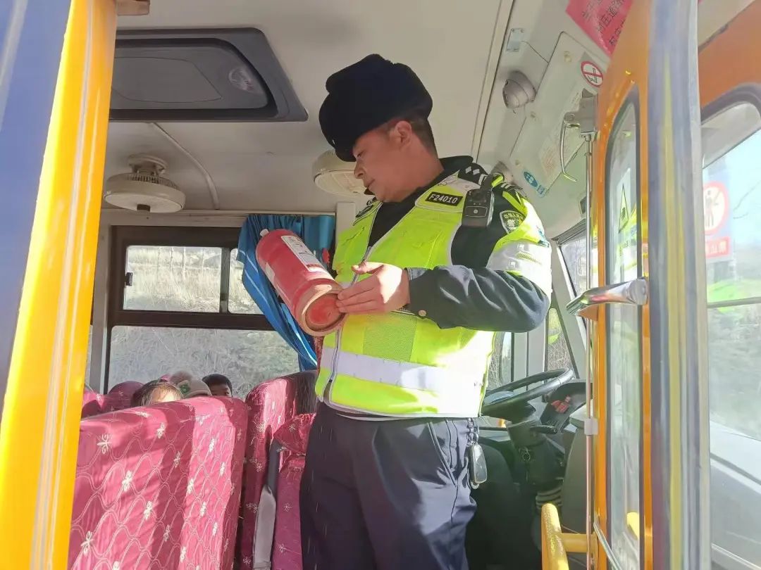 互助交警開展冬季校車安全大檢查/ 圖片