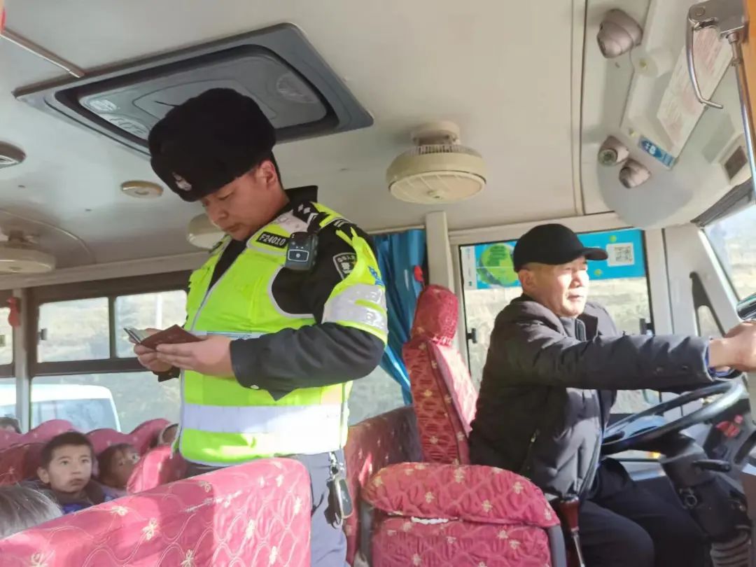 互助交警開展冬季校車安全大檢查/ 圖片