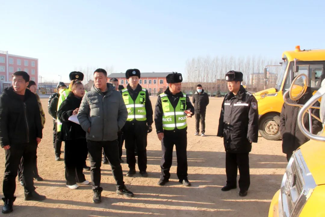 冬季整治 | 鶴城交警開展校車“大體檢”,擰緊校車“安全閥” 圖片