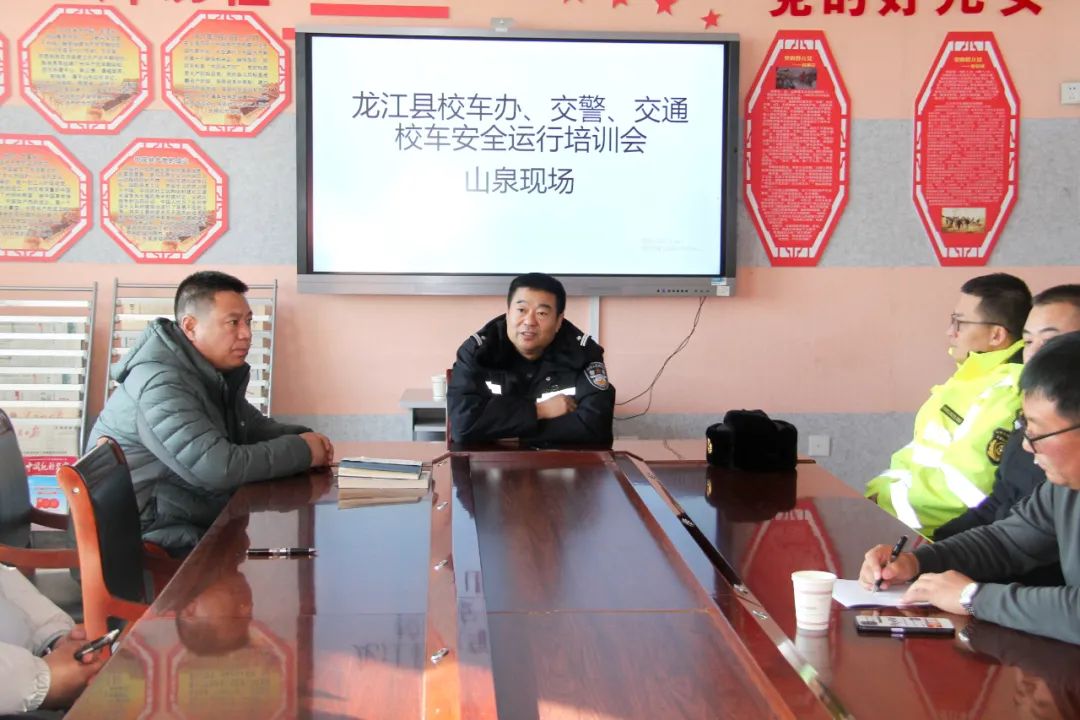 冬季整治 | 鶴城交警開展校車“大體檢”,擰緊校車“安全閥” 圖片