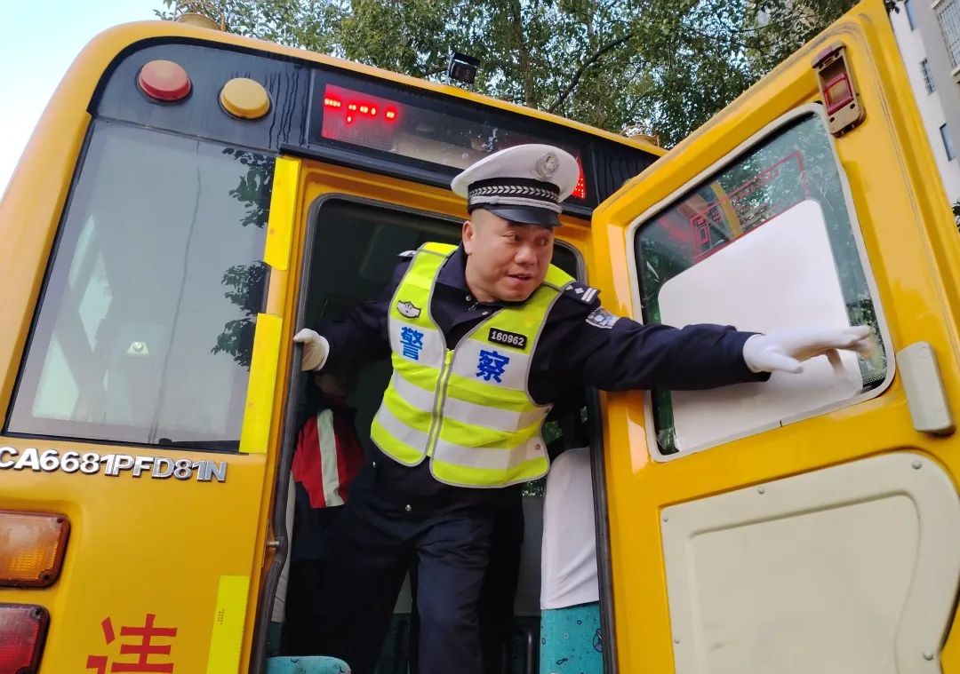 吉首交警開展冬季校車安全檢查/ 圖片