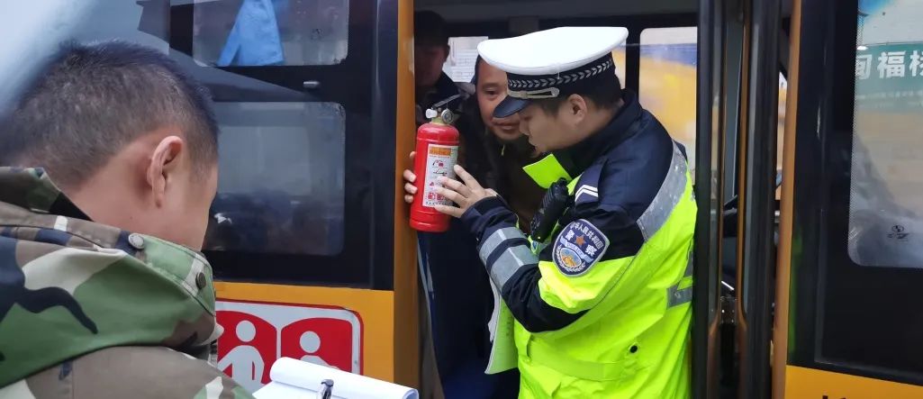 吉首交警開展冬季校車安全檢查/ 吉首交警開展冬季校車安全檢查