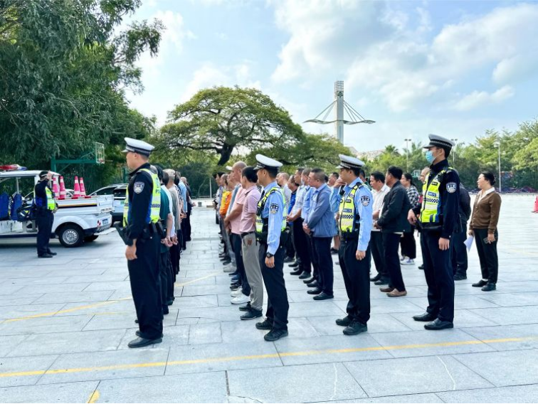 安全先行!吉陽區(qū)教育局聯(lián)合相關部門開展校車安全專項檢查 圖片