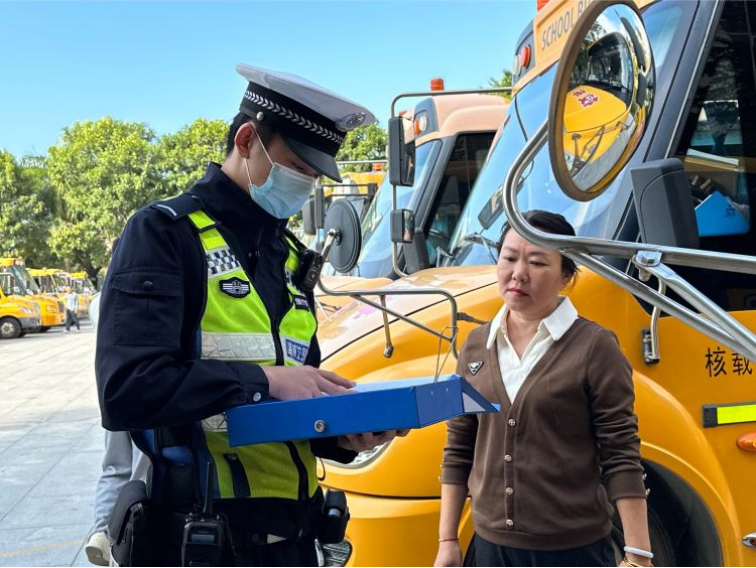 安全先行!吉陽區(qū)教育局聯(lián)合相關部門開展校車安全專項檢查 圖片