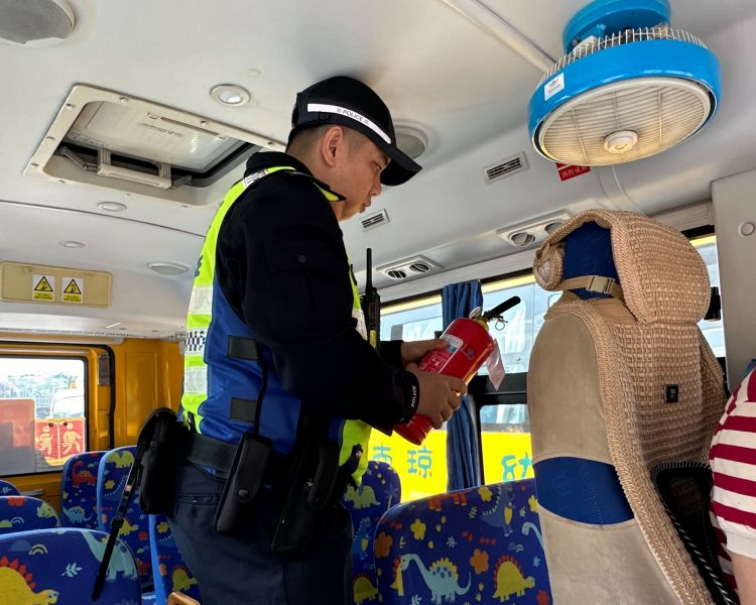 安全先行!吉陽區(qū)教育局聯(lián)合相關部門開展校車安全專項檢查 圖片