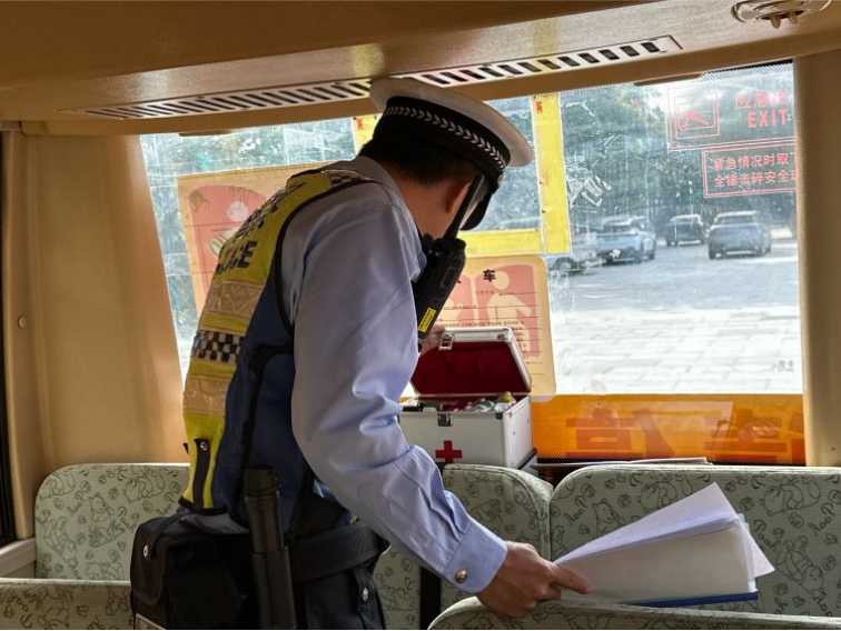 安全先行!吉陽區(qū)教育局聯(lián)合相關部門開展校車安全專項檢查 圖片