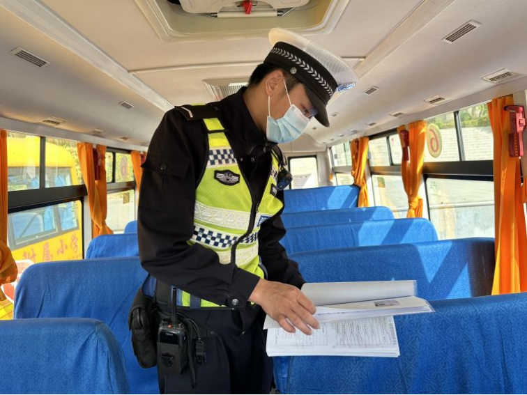 安全先行!吉陽區(qū)教育局聯(lián)合相關部門開展校車安全專項檢查 圖片