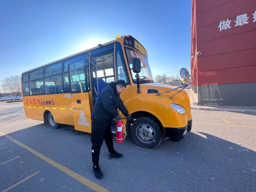 校車演練不松懈 逃生自救記心間 校車演練不松懈 逃生自救記心間