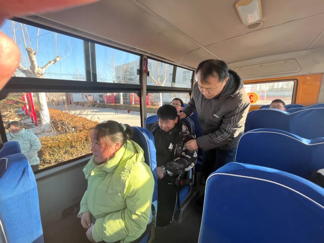 校車演練不松懈 逃生自救記心間 校車演練不松懈 逃生自救記心間